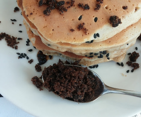Razowe pancakes z melasą i czarnym sezamem