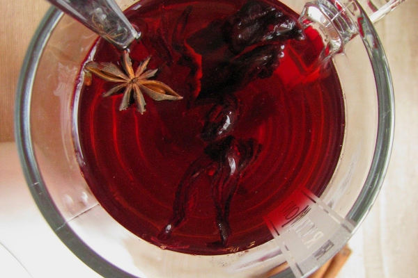 Rozgrzewająca herbata korzenna z hibiskusem i dziką różą
