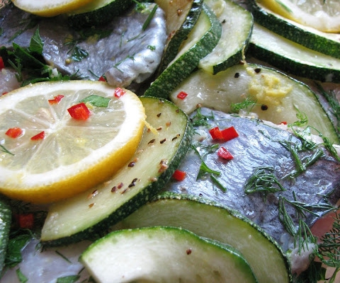 Ryba w cukinii, ziołach i chili