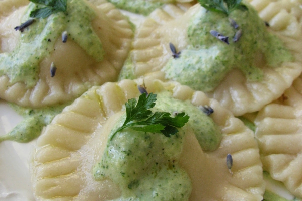 Pierogi ziołowo-czosnkowe z zielonym sosem pietruszkowym