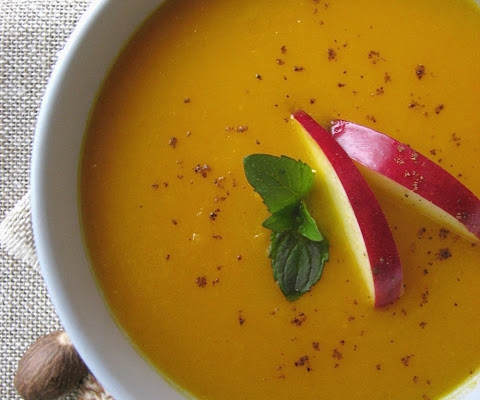 Wytrawna zupa-krem z marchewki i jabłka