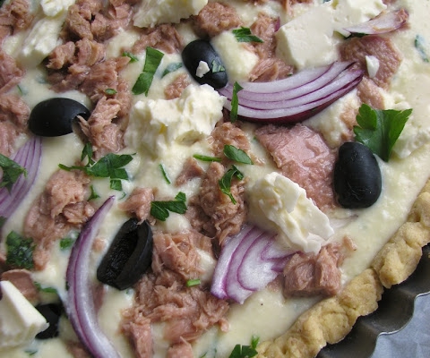 Tarta z tuńczykiem, oliwkami i greckim serem