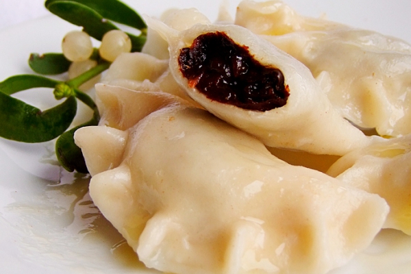 pierogi z suszonymi śliwkami