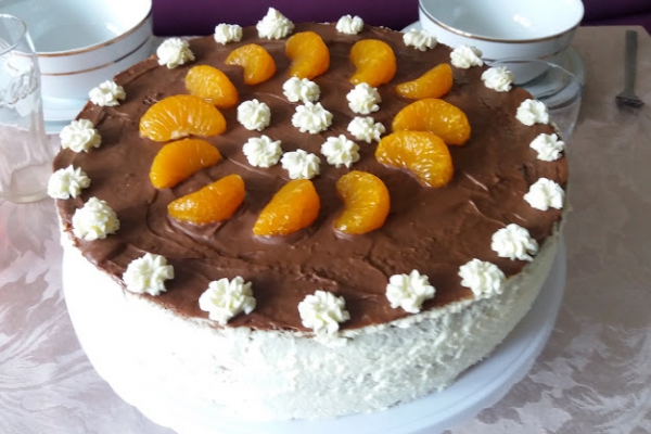 Tort czekoladowo mandarynkowy z bitą śmietaną