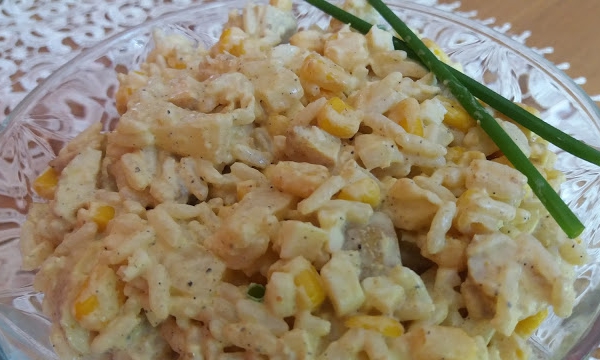Sałatka ryżowa z ananasem i kurczakiem curry