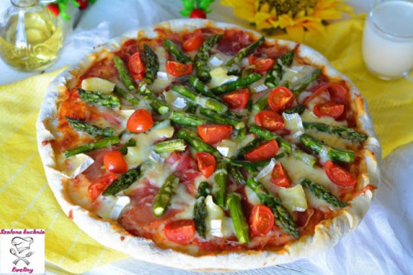Pizza ze szparagami, szynką i serem pleśniowym
