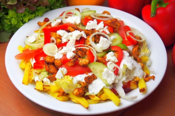 Kebab z frytkami (pieczonymi) na talerzu - dietetyczny / fit