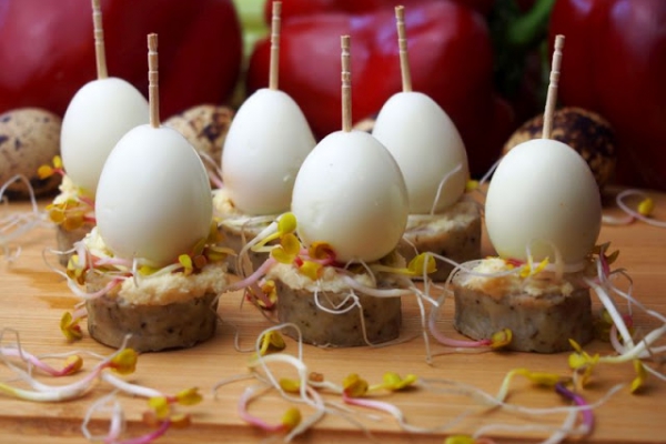 Koreczki z białą kiełbasą, chrzanem i przepiórczym jajkiem