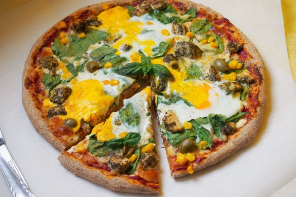 Pizza pełnoziarnista z jajkiem sadzonym i szpinakiem