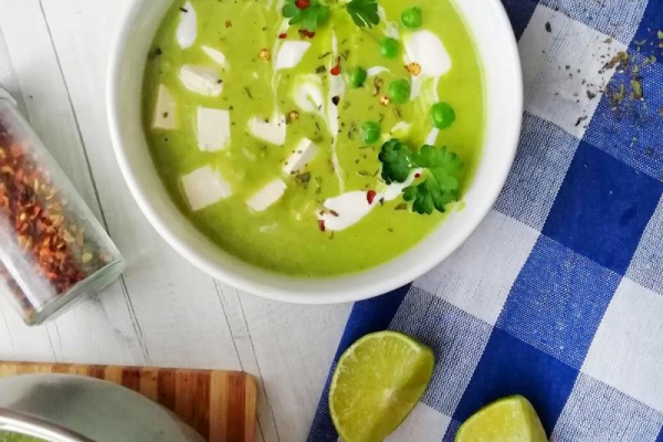Orientalna kokosowa zupa krem z zielonego groszku