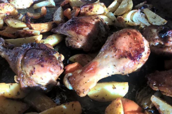 Chrupiący kurczak pieczony z ziemniakami, cebulą i papryką
