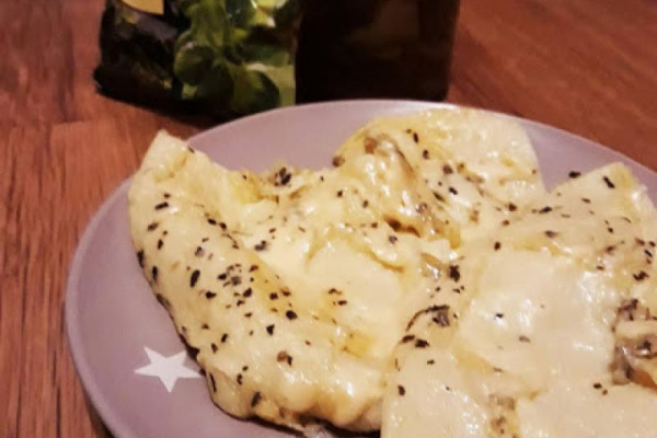 82. Omlet z żółtym serem i bazylią