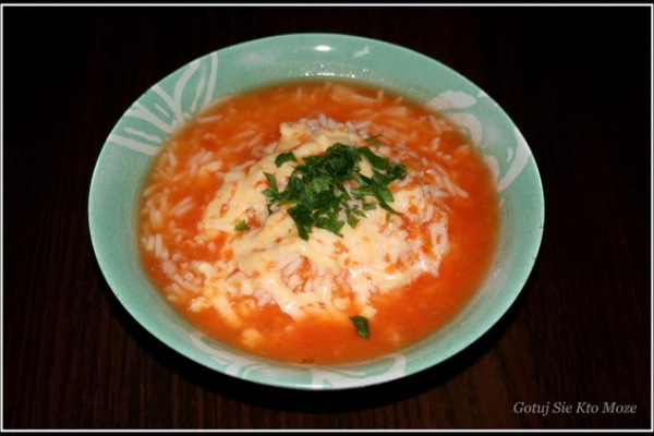 Zupa pomidorowa z żółtym serem