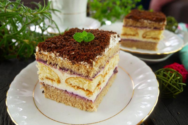Ciasto Marzenie Królowej – pyszny biszkopt z masą chałwową