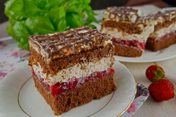 Ciasto Książę z Bajki – biszkopt z kremem straciatella i truskawkami