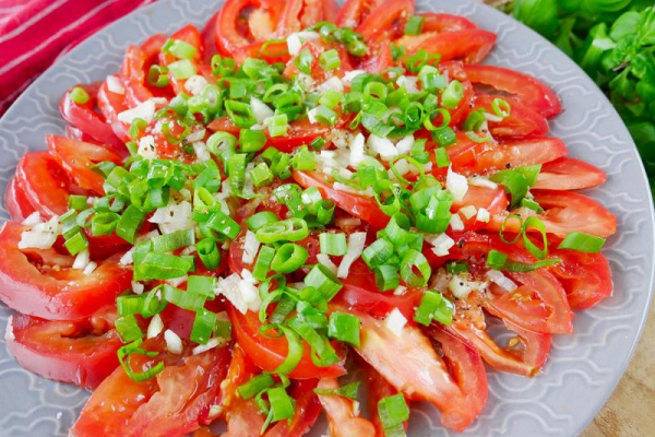 Najprostsza sałatka z pomidorów – zaskakująco pyszny pomysł