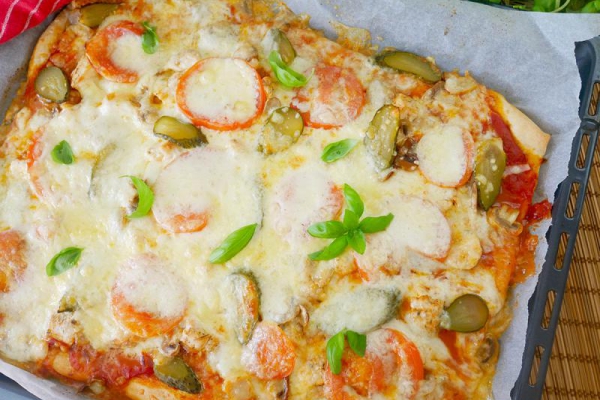 Pizza z kurczakiem na dużą blachę – przepis do zrobienia w domu