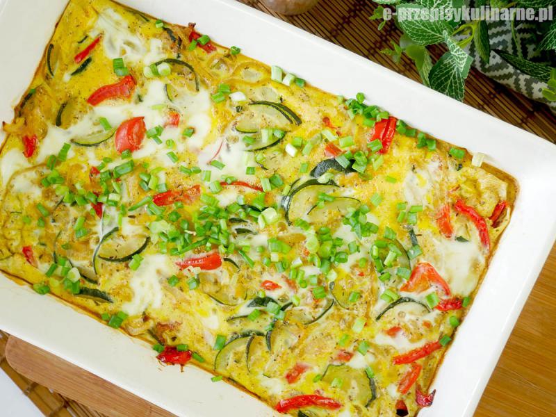 Frittata z cukinią, papryką i cebulą – kolorowe danie pełne smaku