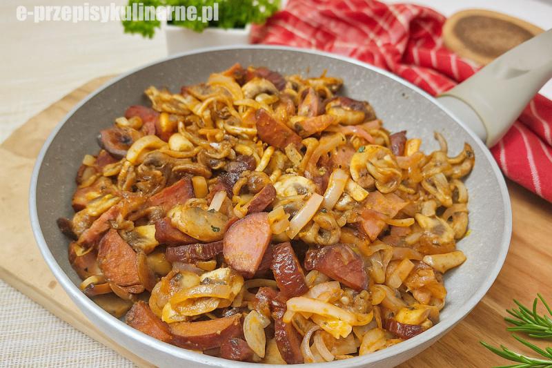 Swojska patelnia z kiełbasą i pieczarkami – prosty przepis na szybki i pyszny obiad