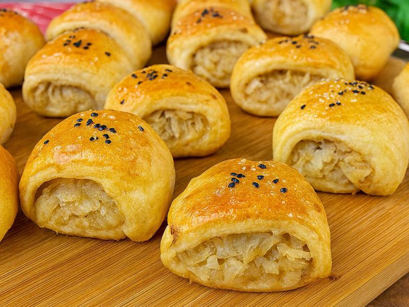 Kapuśniaczki drożdżowe z kapustą – idealne do barszczu