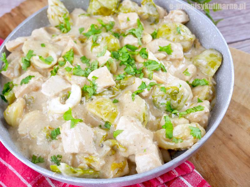 Kurczak z brukselką w kremowym sosie – szybki obiad z patelni