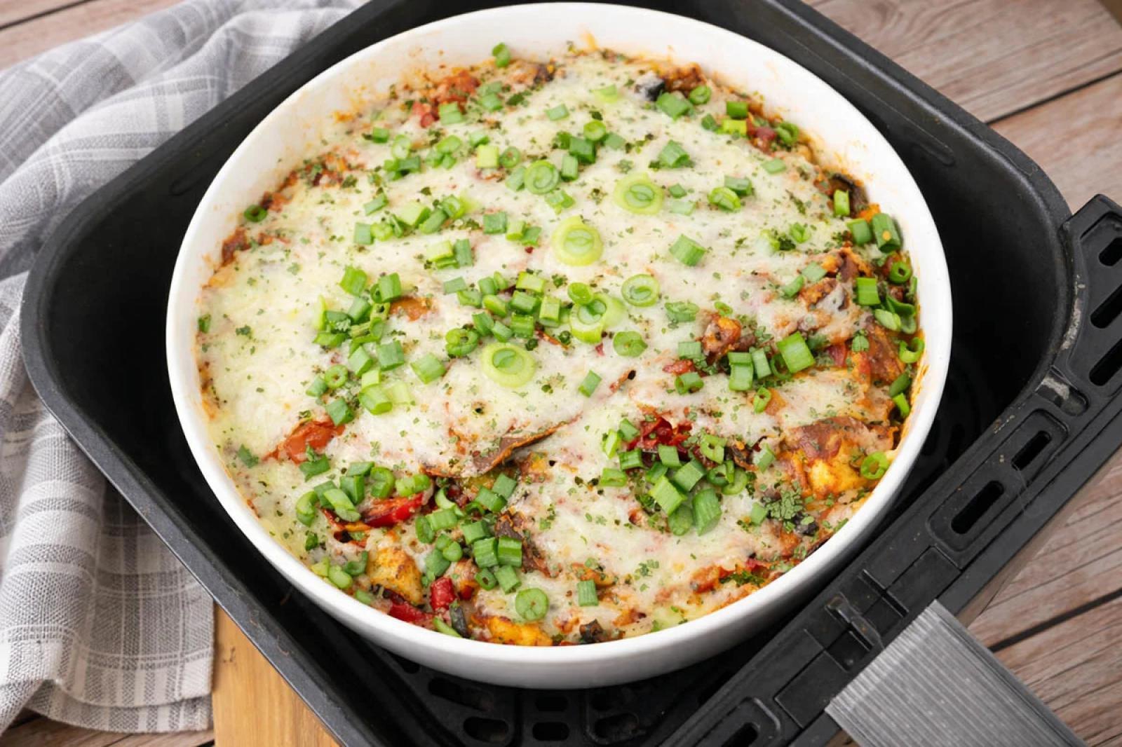 Prosta zapiekanka makaronowa z air fryera, którą robi się z tego, co jest w lodówce