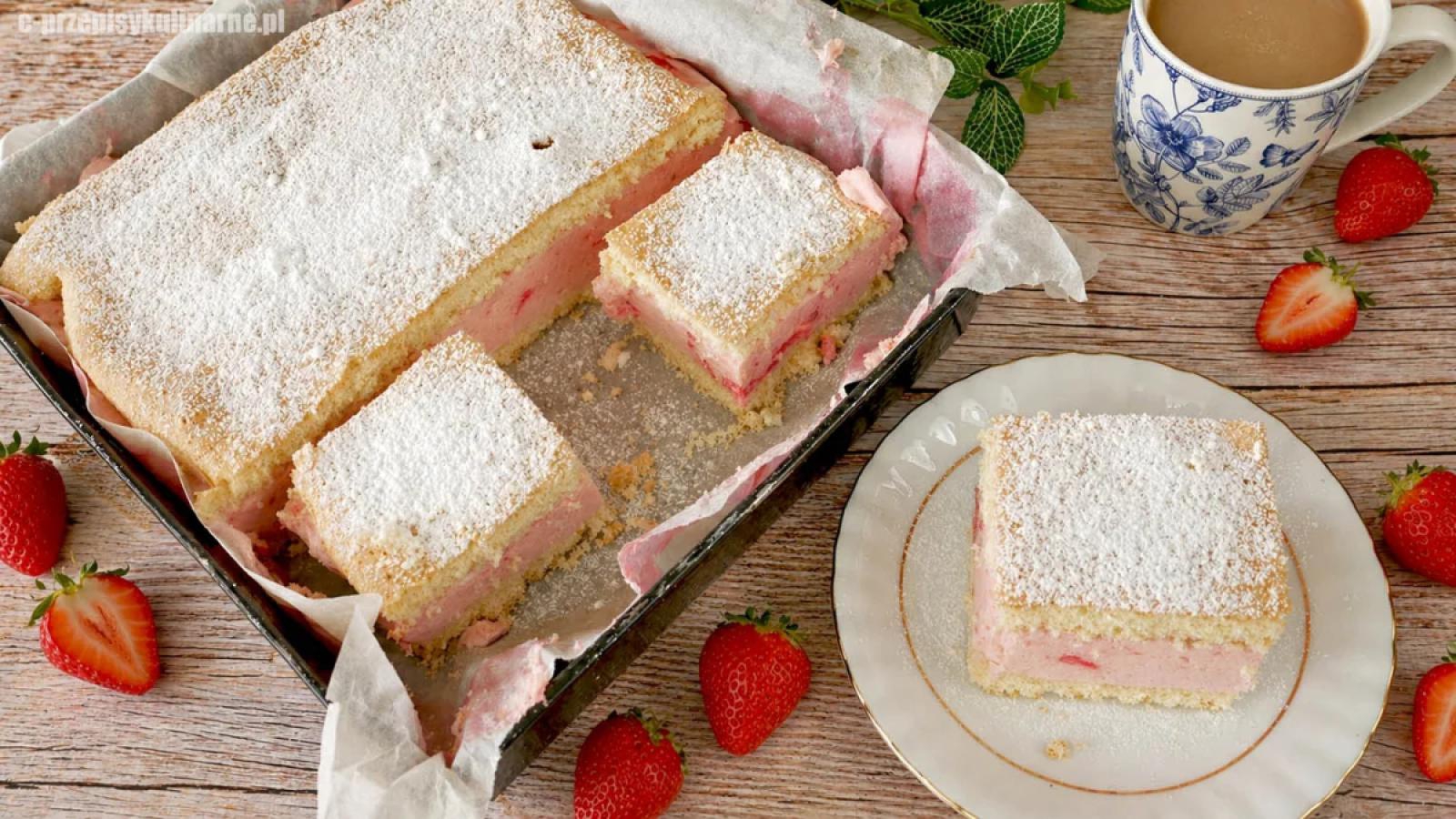 Biszkopt z pianką truskawkową – prosty przepis na lekkie ciasto