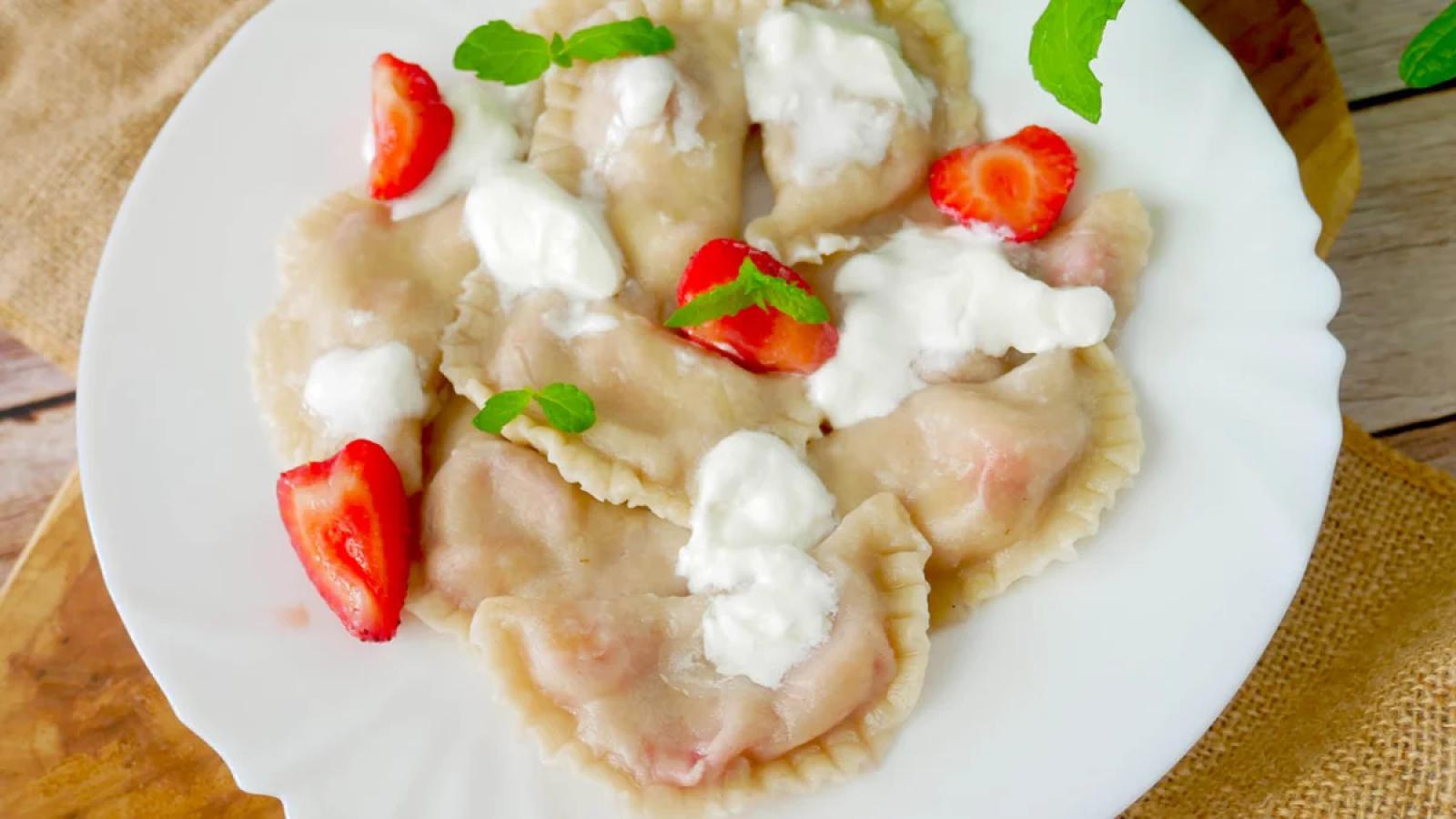 Pierogi z truskawkami – prosty przepis na letni obiad