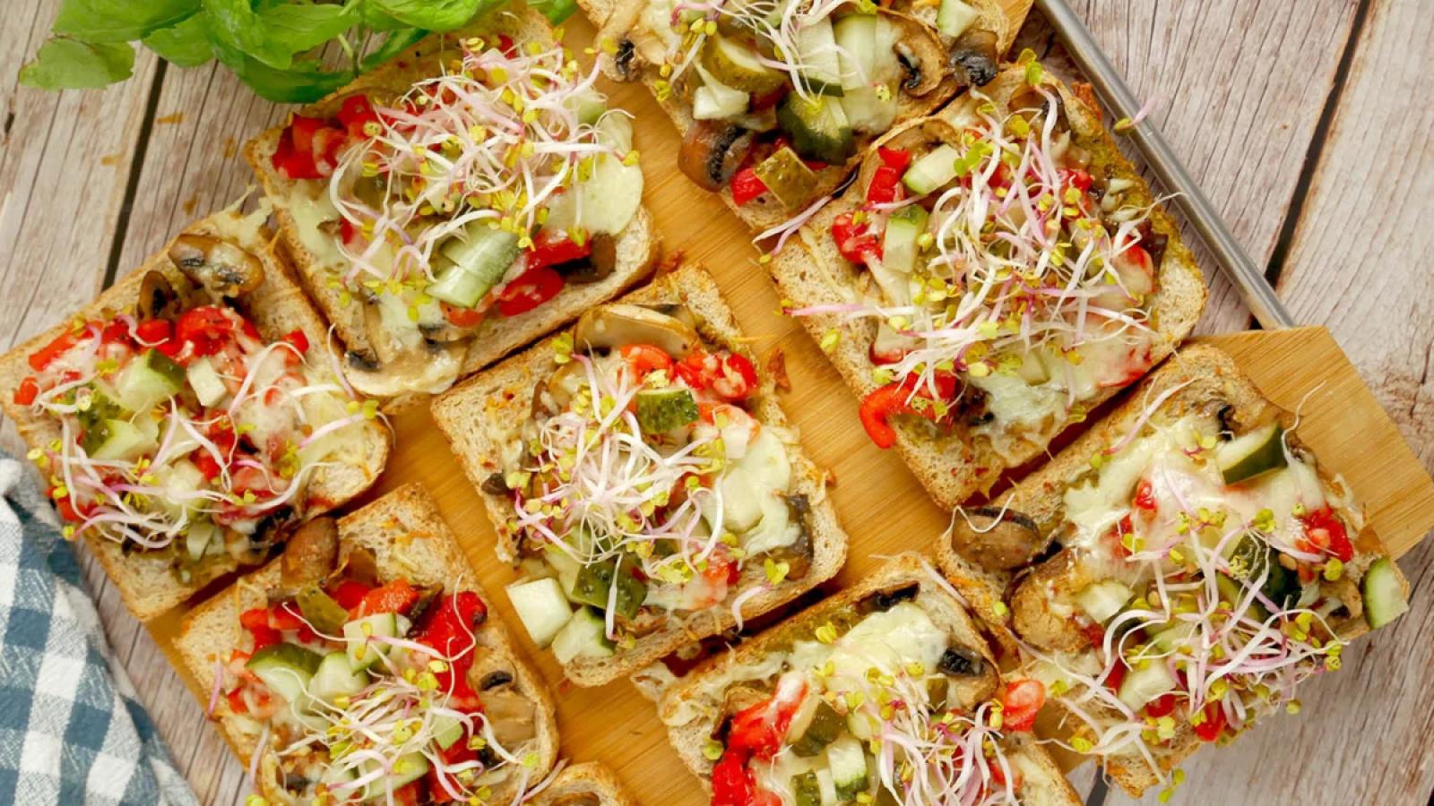 Tosty na bogato z pesto i mozzarellą – prosty przepis na sycącą kolację