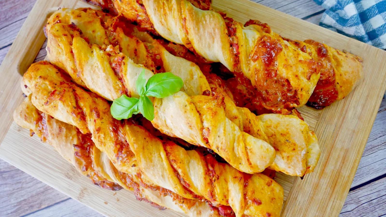 Pizzowe paluchy – prosty przepis na domową przekąskę