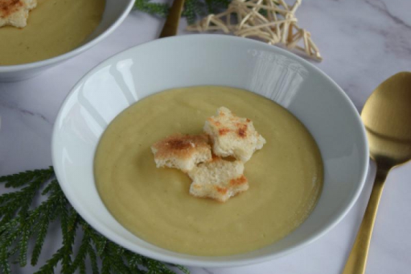 Zupa krem z białych warzyw z gwiazdkowymi grzankami