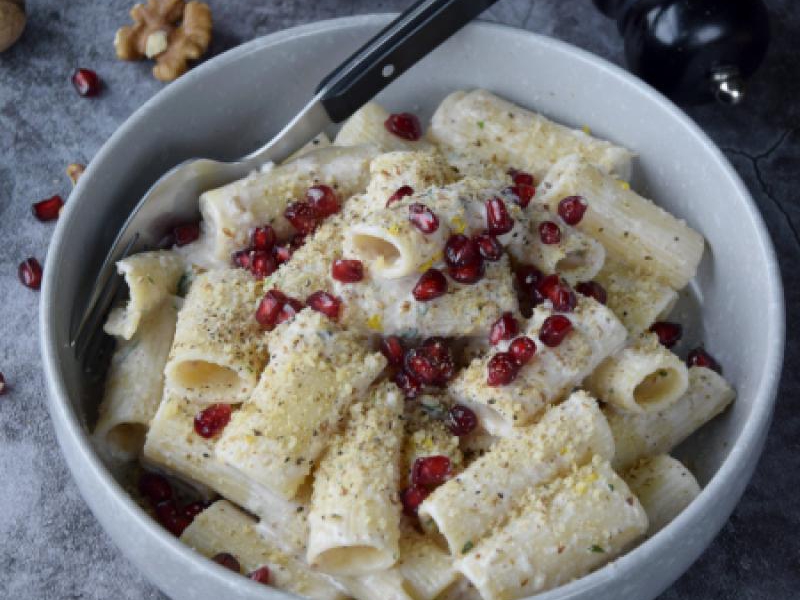 Makaron z orzechami włoskimi i granatem