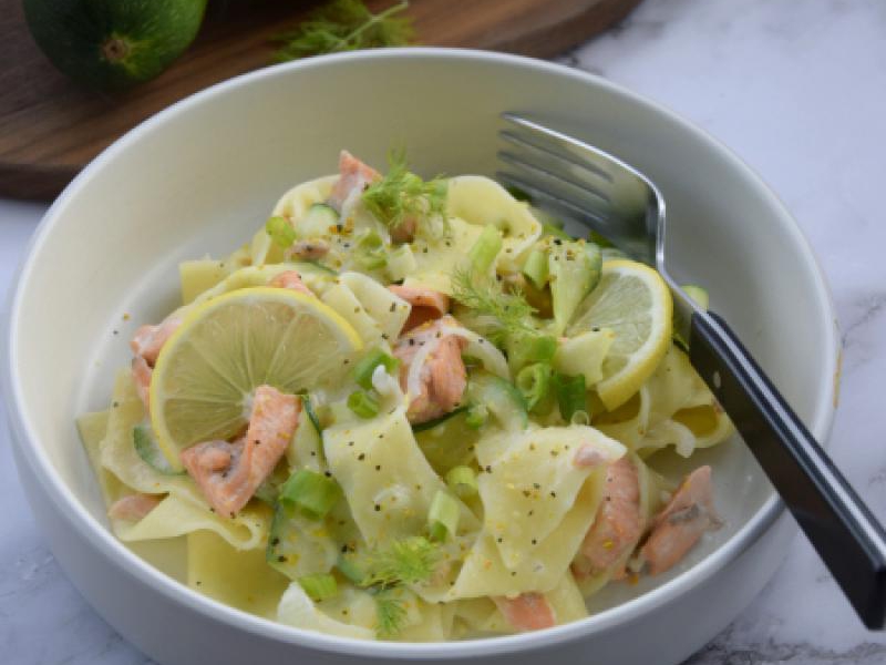 Makaron z łososiem i cukinią