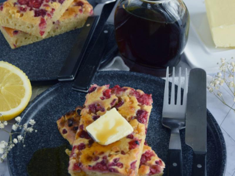 Pancakes z piekarnika z malinami i białą czekoladą