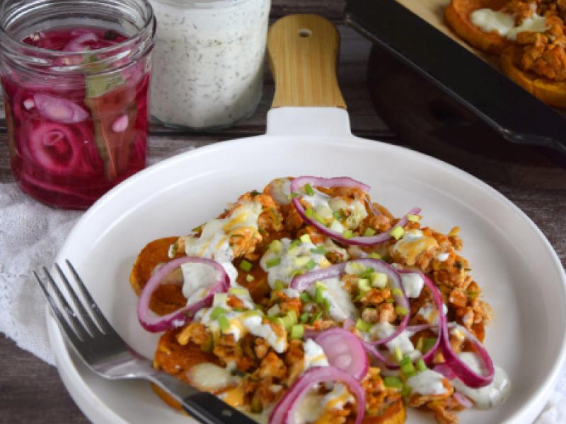 Pieczone bataty z indykiem, sosem ranczerskim i piklowaną cebulą