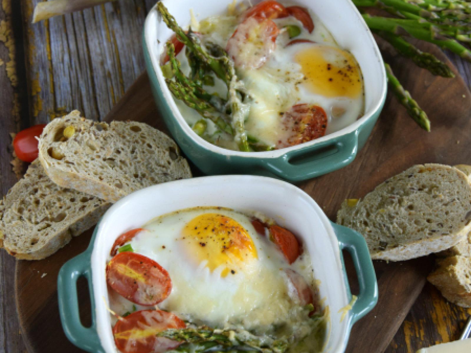 Zapiekane jajka ze szparagami i pomidorkami