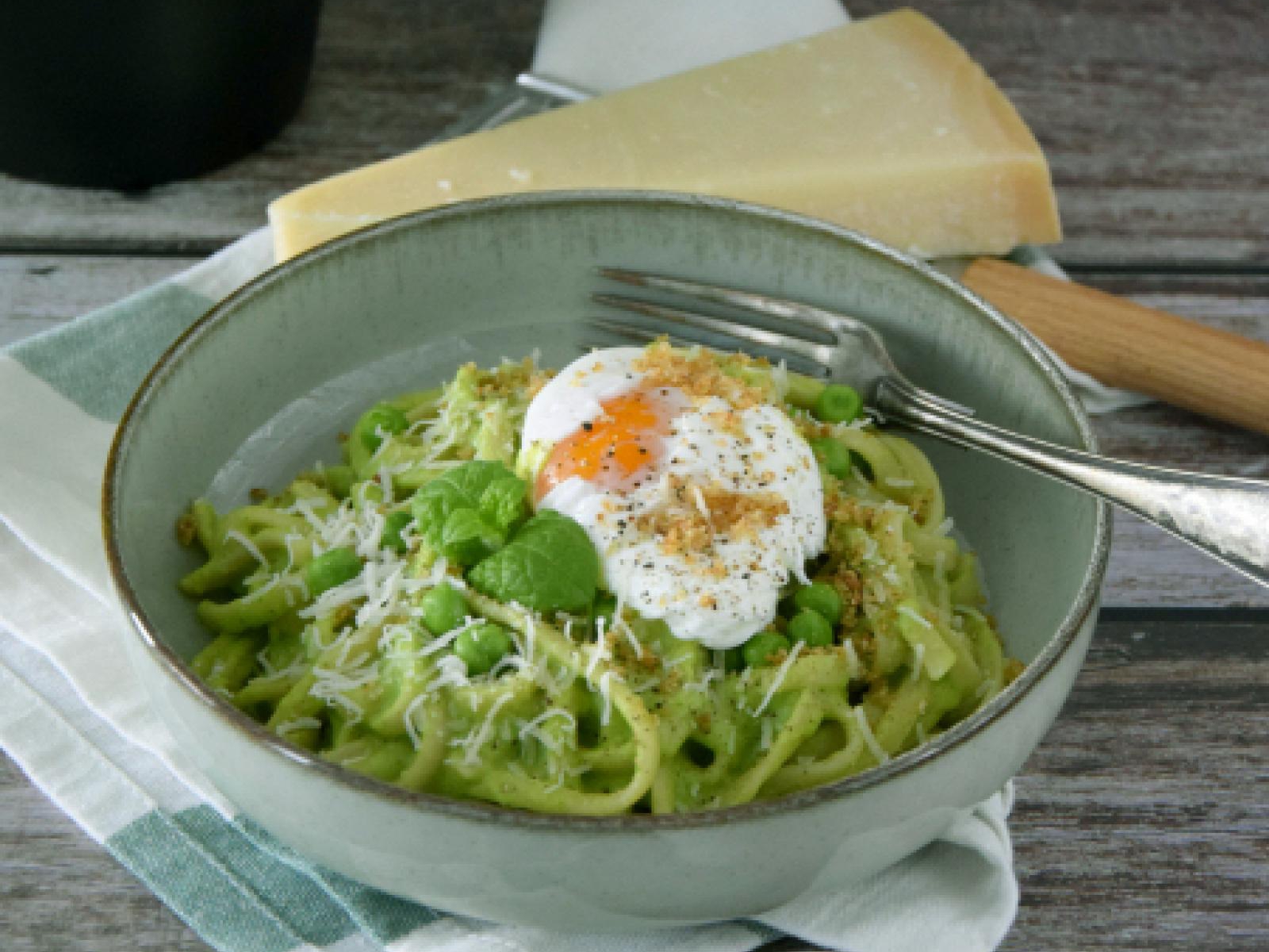 Makaron z pesto z groszku i jajkiem w koszulce