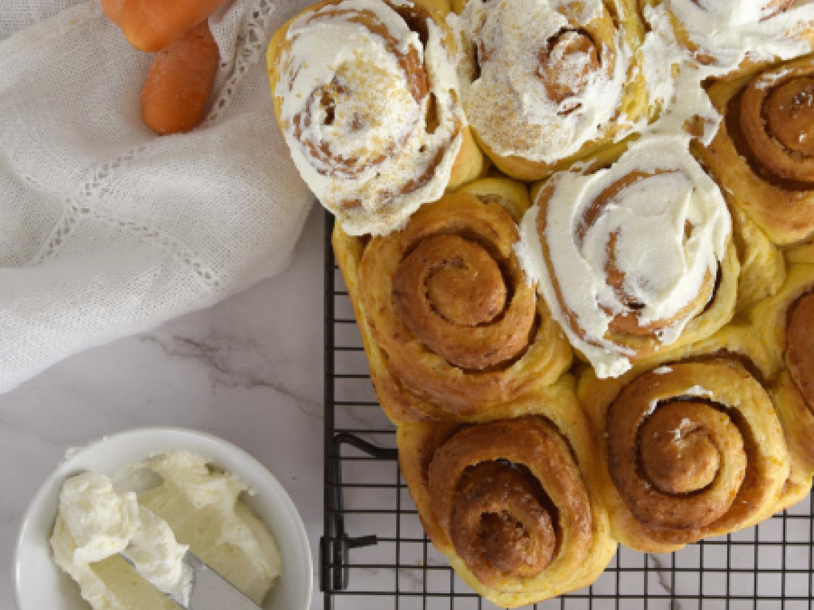 Marchewkowe drożdżowe ślimaczki