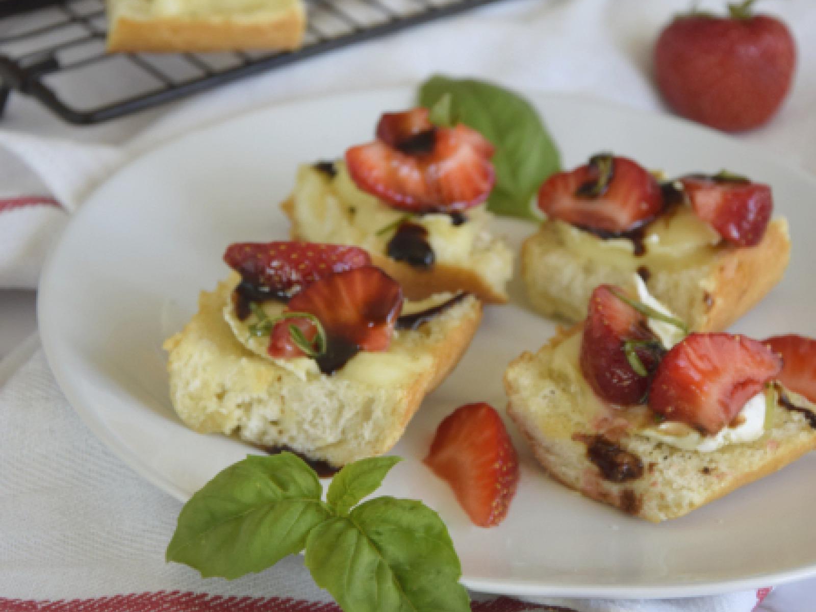 Croistini z serem camembert i truskawkami
