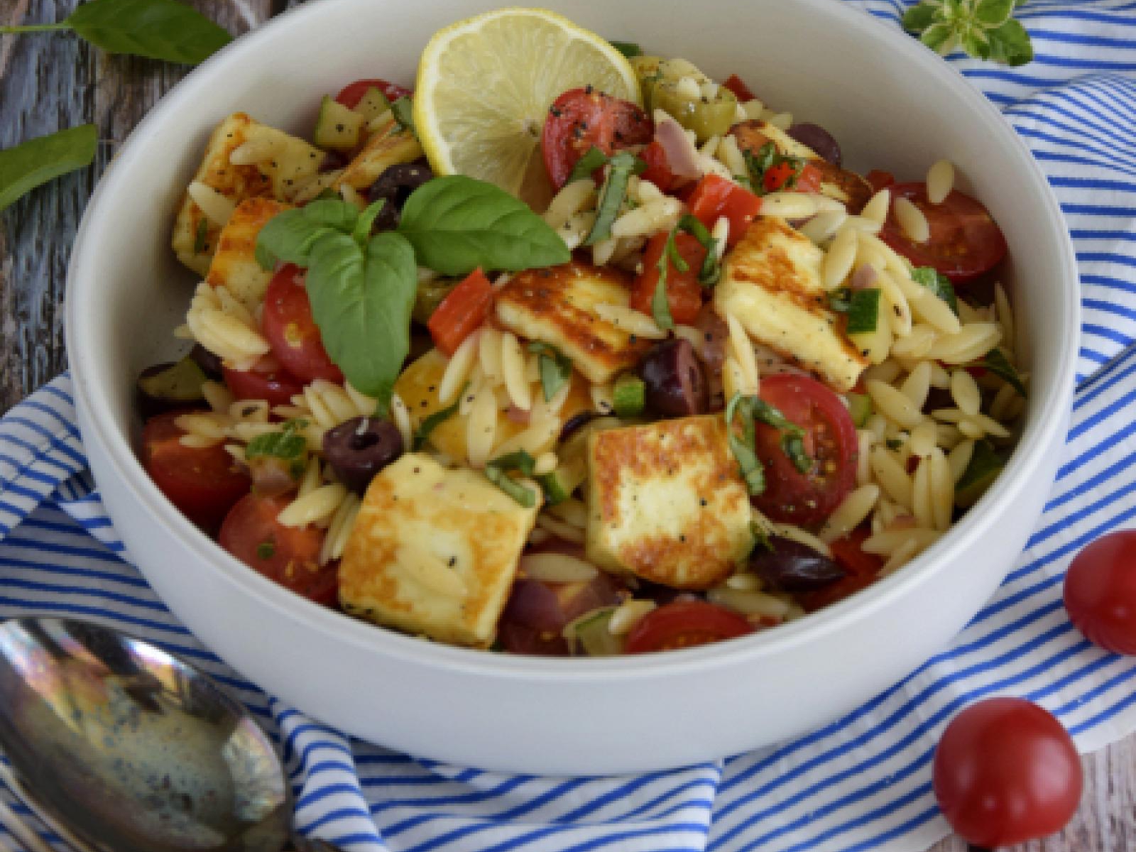 Sałatka orzo z halloumi, cukinią i papryką