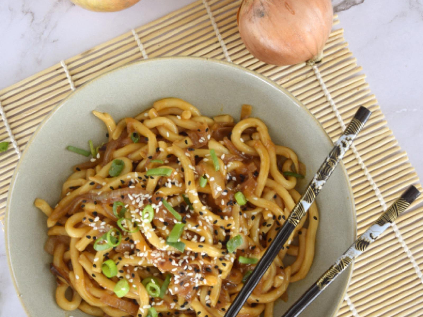 Udon z karmelizowaną cebulą i gochujang