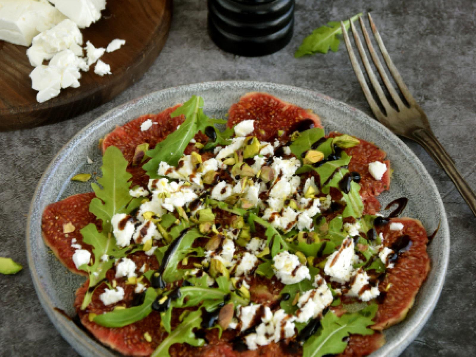 Carpaccio z fig z rukolą, fetą i pistacjami