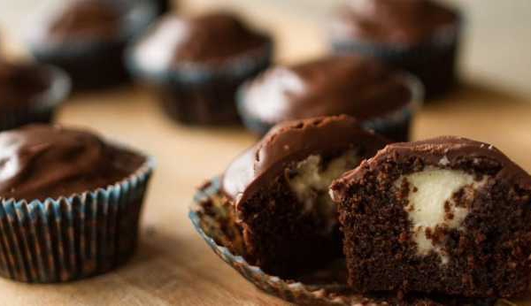 Babeczki czekoladowe z budyniem – łatwy przepis w 15 minut!