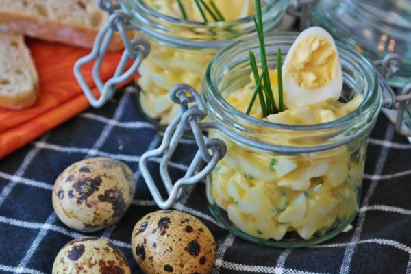 Sałatka jajeczna – prosty i pożywny przepis na klasyczną sałatkę z jajek