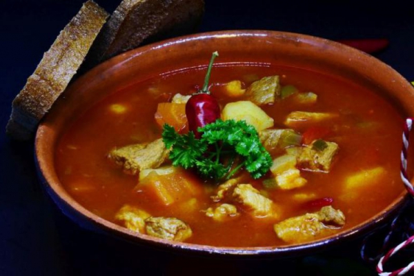 Tradycyjna zupa gulaszowa – rozgrzewające danie pełne smaków i aromatów!