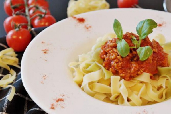 Makaron tagliatelle z mięsem mielonym i sosem pomidorowym – przepis na pyszne włoskie danie.