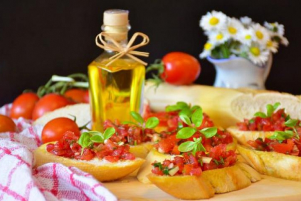 Bruschetta z salsą pomidorową – prosty przepis na pyszną i szybką przekąskę!