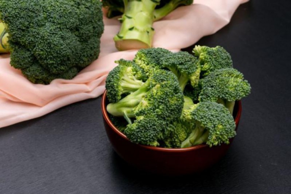 Właściwości zdrowotne brokułu: Skarb dla Twojego organizmu + 3 przepisy na lekkie dania z brokułem