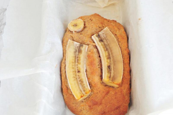 Zdrowy wegański chlebek bananowy