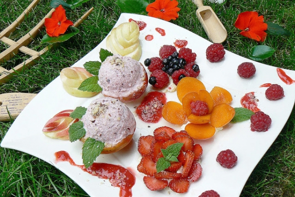 Truskawkowo orzechowe lody w deserze z letnimi owocami